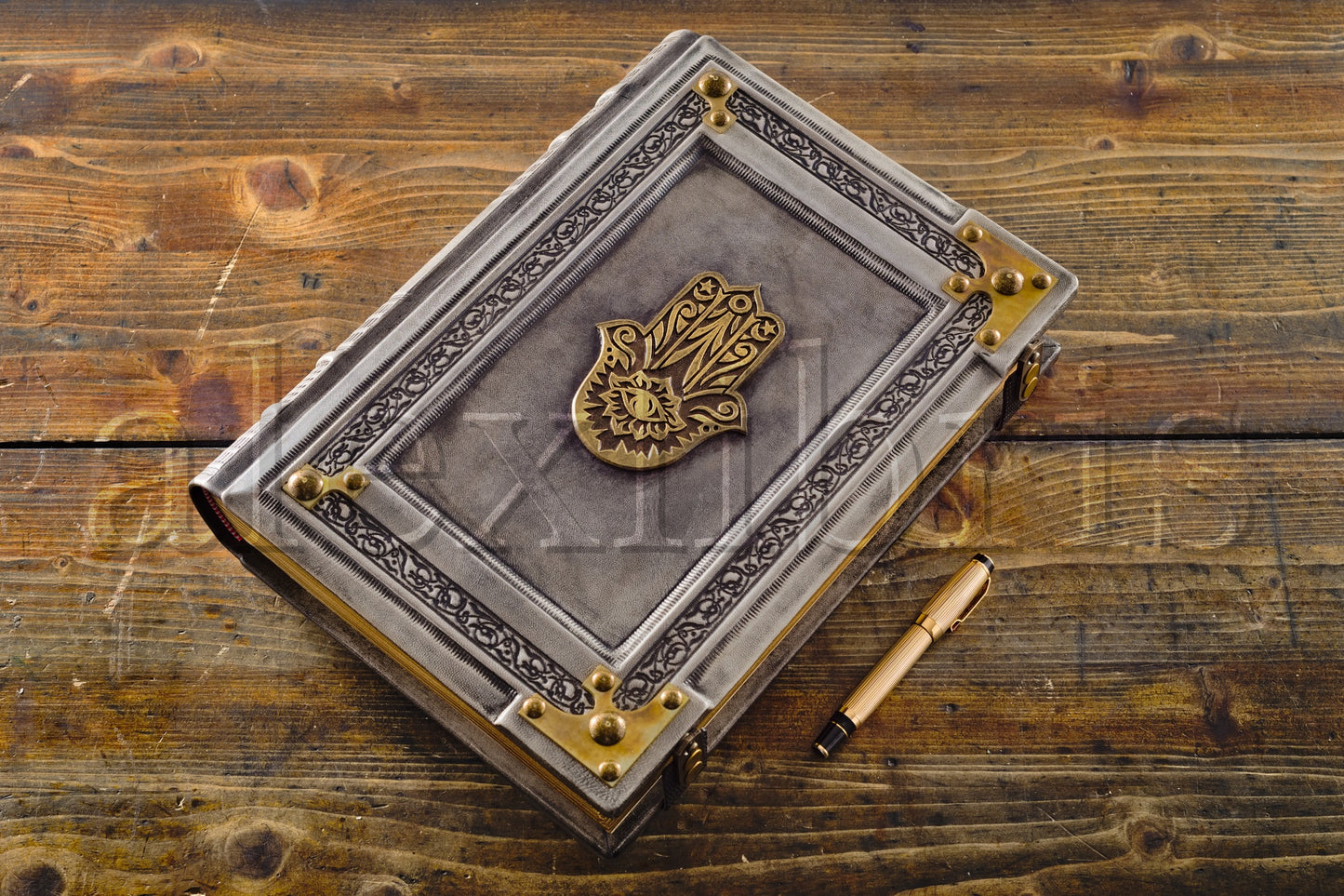 Hand of Fatima's Legacy: Large 10 x 13 Inches, 500 Blank Pages - Unleash Your Imagination and Embrace the Mystical Journey Within