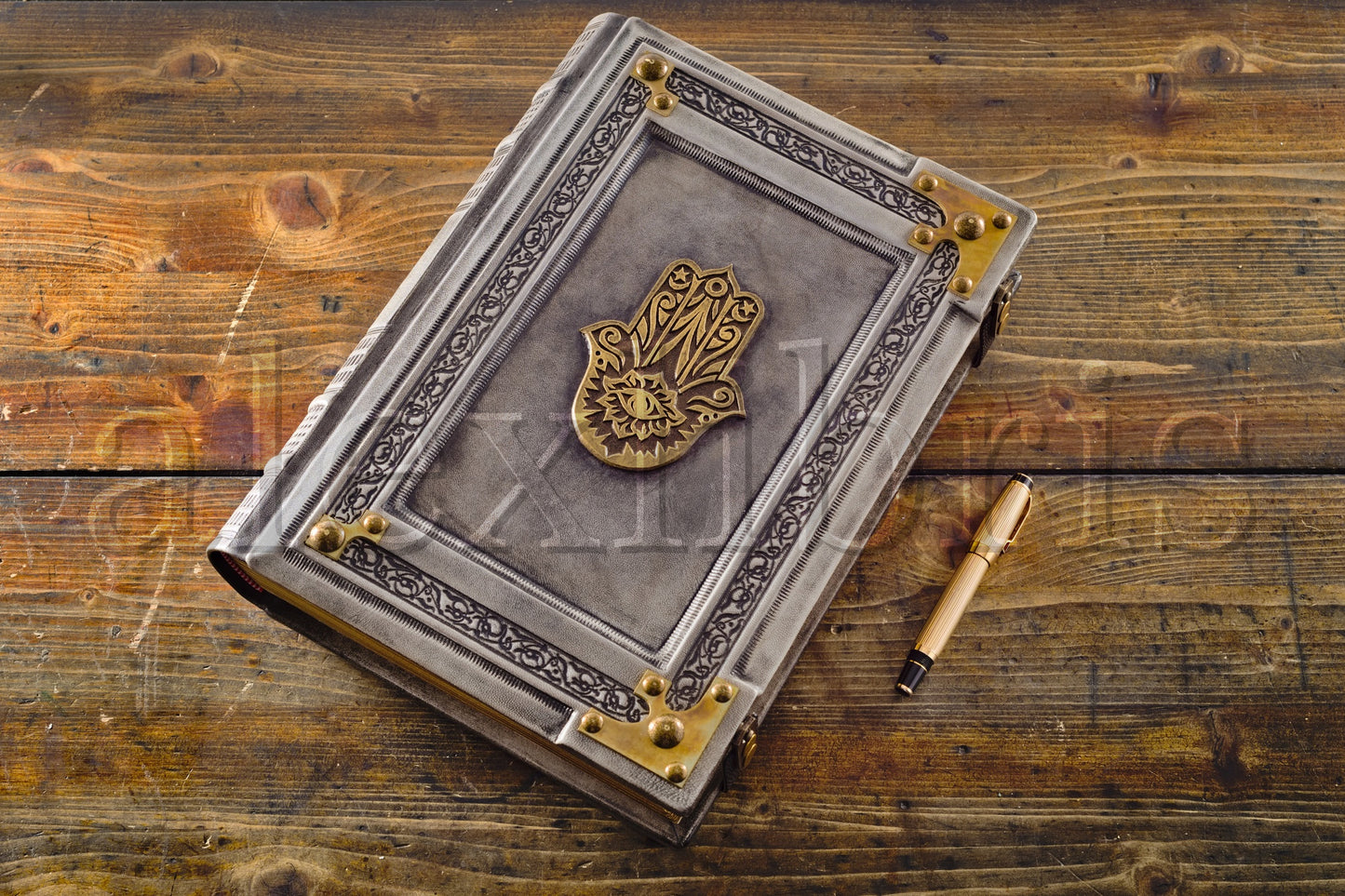 Hand of Fatima's Legacy: Large 10 x 13 Inches, 500 Blank Pages - Unleash Your Imagination and Embrace the Mystical Journey Within