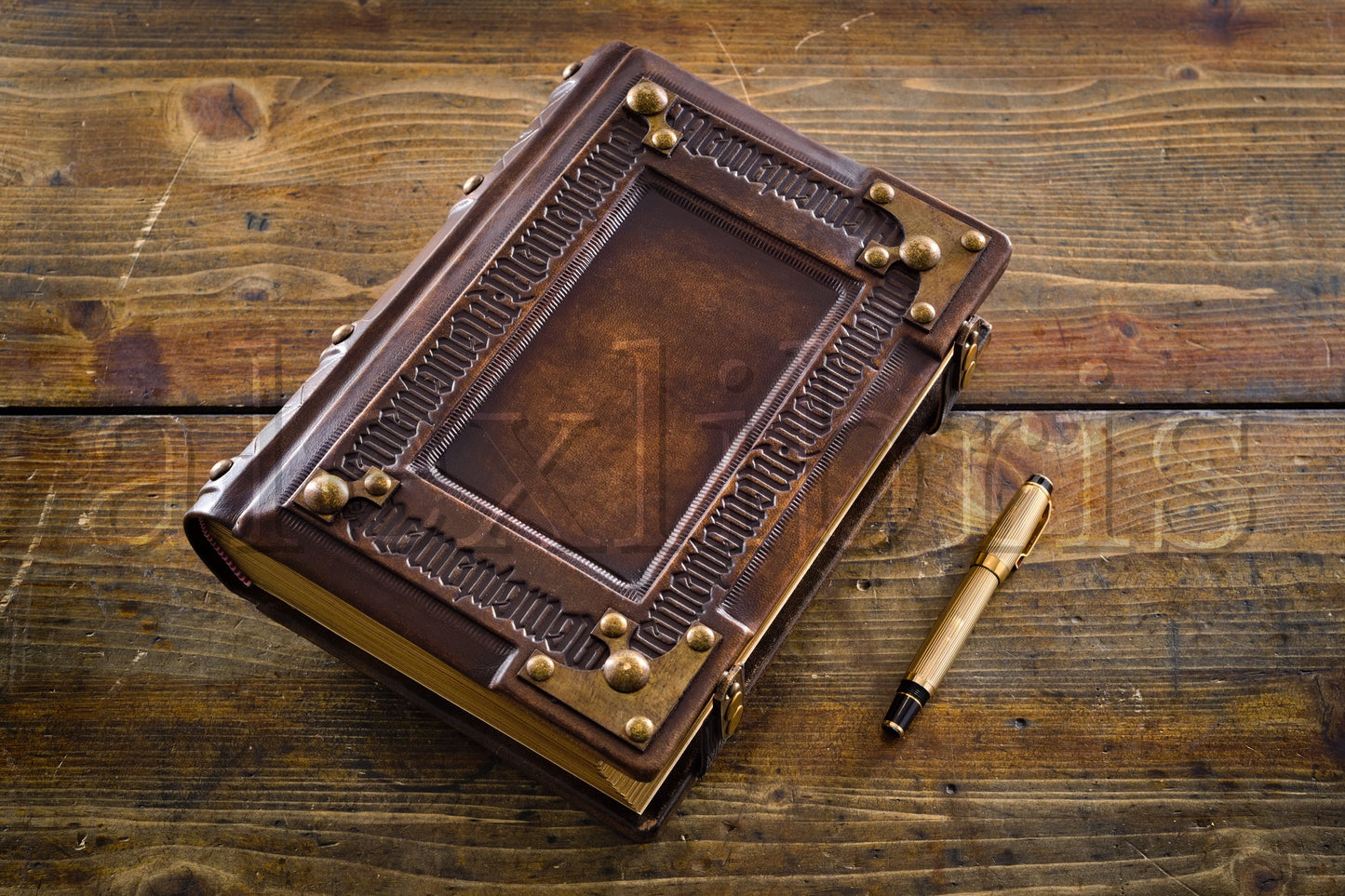 Memento Mori Leather Journal: Large 8 x 10 Inches, 600 Blank Pages - A Reminder of Life's Transience