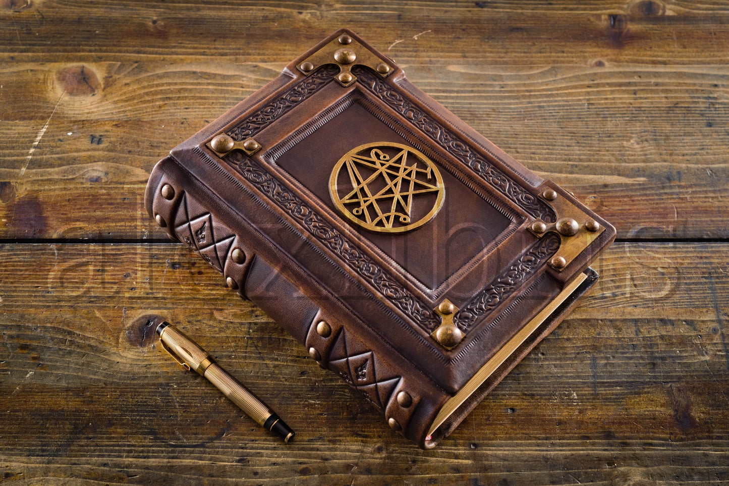 Cthulhu Leather Journal: 8 x 10 Inches, 600 Blank Pages - Unveiling the Secrets of Lovecraftian Lore and Ancient Magics