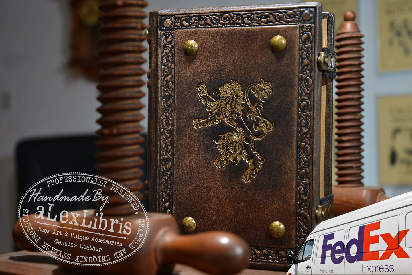 Lions Leather Journal: Large 7.5 x 10 Inches, 600 Blank Pages - Embark on a Royal Journey with this Heraldic Book, Perfect for Artists and Enthusiasts of Medieval Culture
