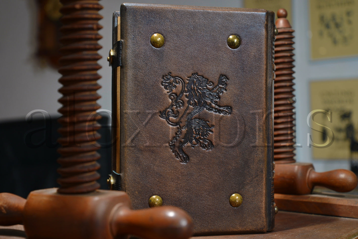 Lions Leather Journal: Large 7.5 x 10 Inches, 600 Blank Pages - Embark on a Royal Journey with this Heraldic Book, Perfect for Artists and Enthusiasts of Medieval Culture