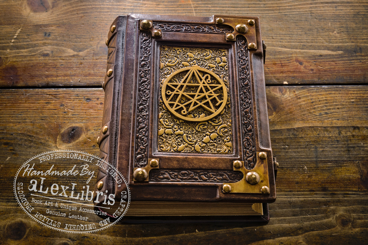 Cthulhu Leather Journal: 8 x 10 Inches, 600 Blank Pages - Unveiling the Secrets of Lovecraftian Lore and Ancient Magics