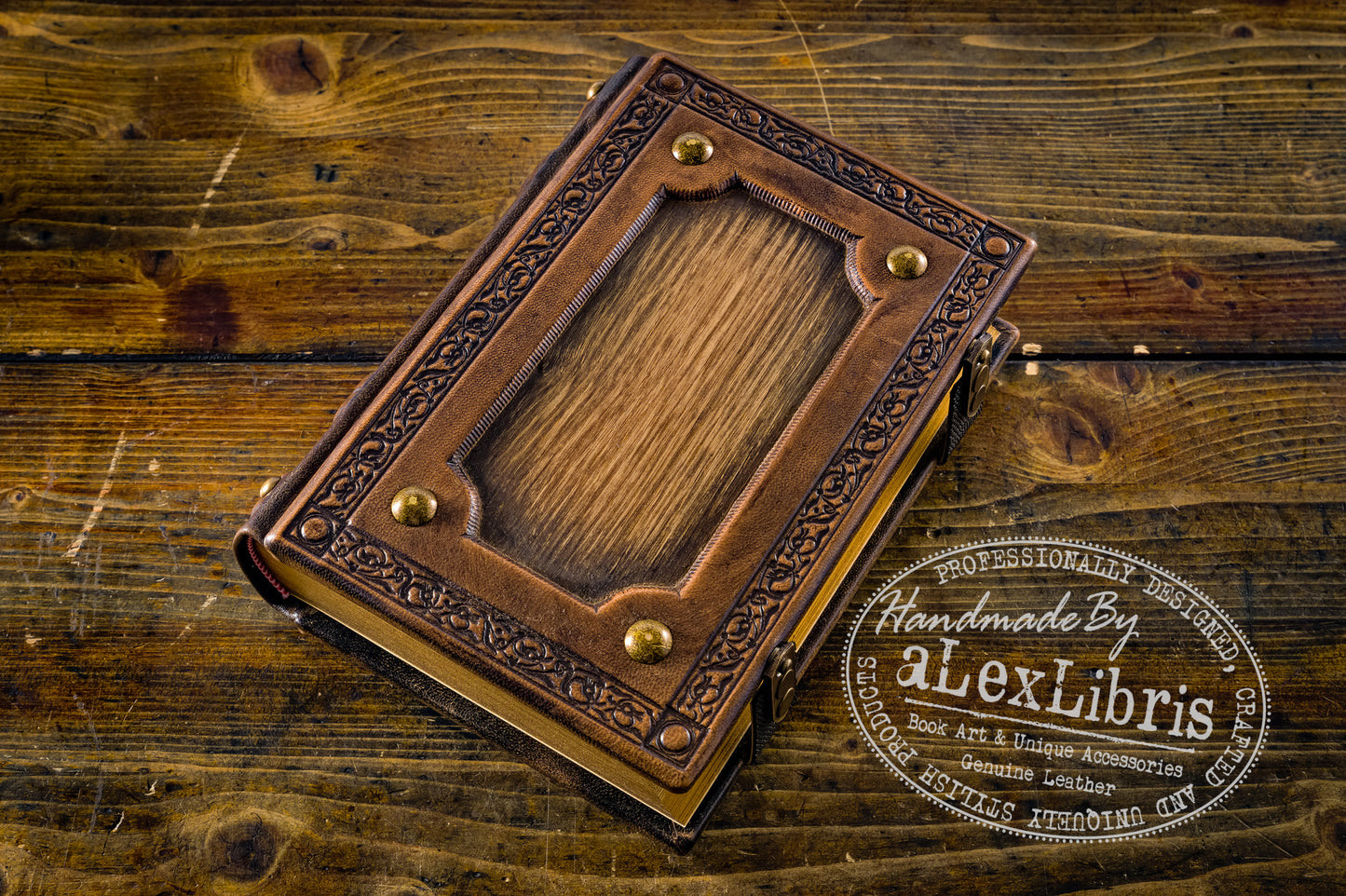 Wooden Leather Medieval journal: Large 7.5 x 10 Inches, 600 Blank Pages - Journey into the Past, Perfect for Writing, Sketching, and Exploring the Secrets of Ancient Times