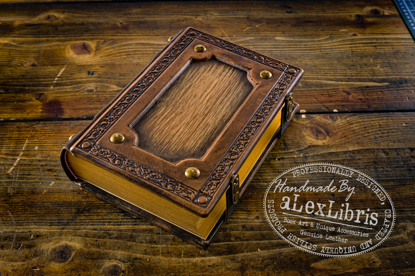 Wooden Leather Medieval journal: Large 7.5 x 10 Inches, 600 Blank Pages - Journey into the Past, Perfect for Writing, Sketching, and Exploring the Secrets of Ancient Times