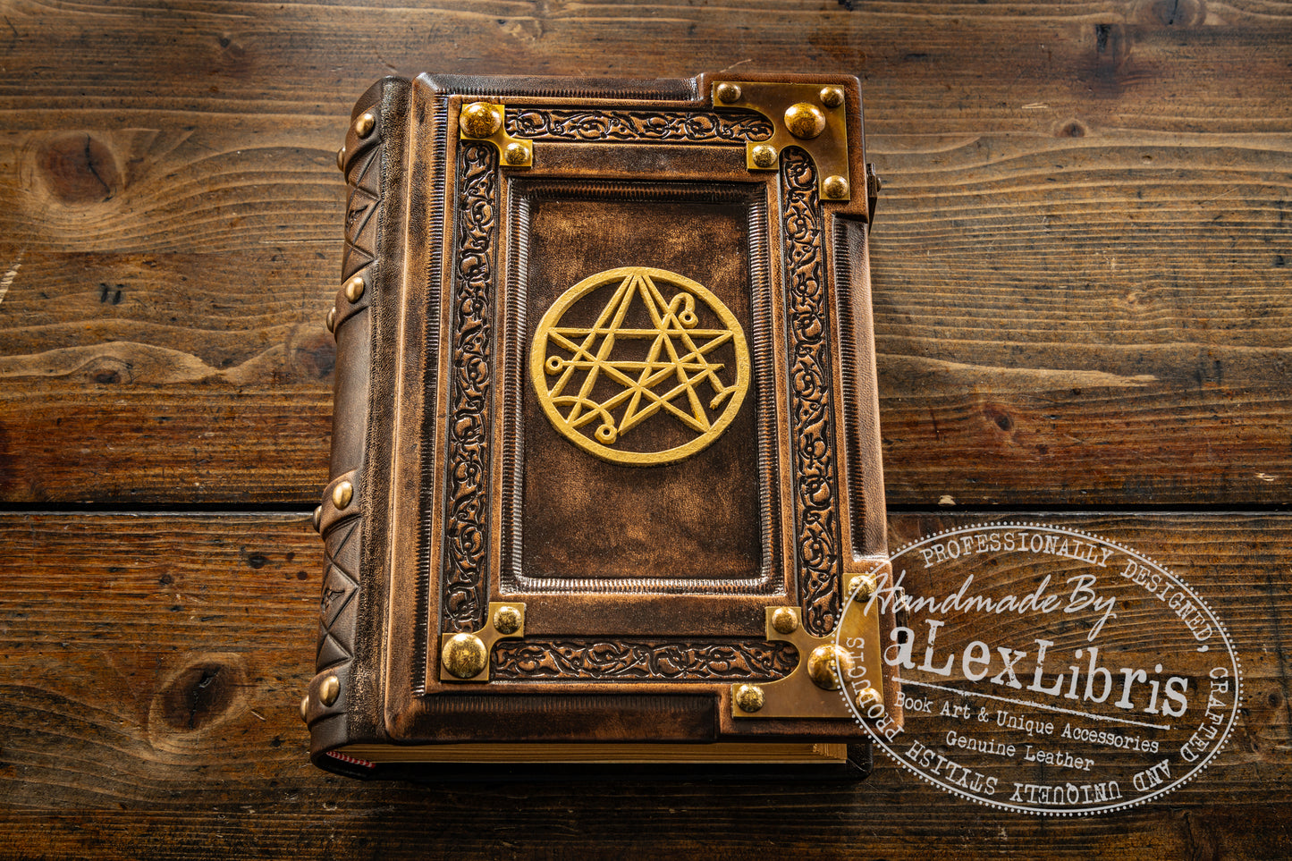 Cthulhu Leather Journal: 8 x 10 Inches, 600 Blank Pages - Unveiling the Secrets of Lovecraftian Lore and Ancient Magics